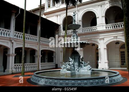 Singapour : la fonte fontaine du Dauphin se trouve dans une cour intérieure à arcades au célèbre 1887 Raffles Hotel Banque D'Images