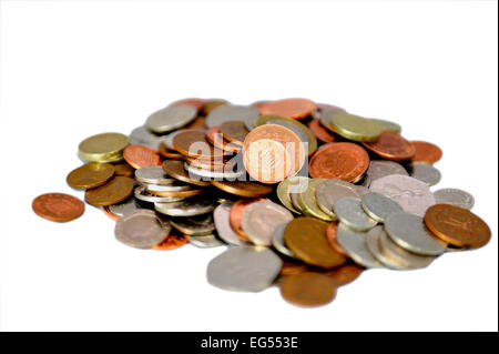 Pile de cuivre et d'argent uk British coins sur un fond blanc Banque D'Images