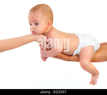 Bébé nouveau-né sur les mains des parents. nouveau né kid et notion de famille. Banque D'Images