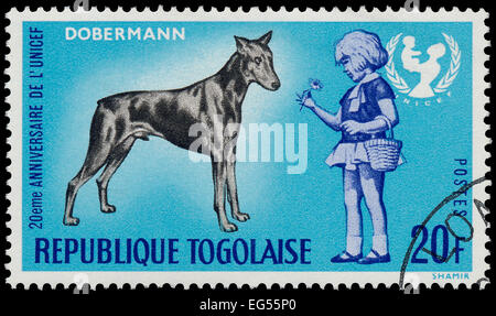 TOGO - circa 1967 : timbre imprimé par le Togo, présente le 20e anniversaire de l'UNICEF et dobermann dog, vers 1967 Banque D'Images