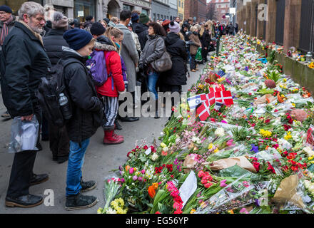 Les personnes portant des fleurs pour commémorer pour l'homme tué à la synagogue principale de Copenhague au cours de l'attaque terroriste du 15 février 2015, le Danemark Banque D'Images