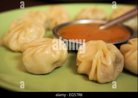 Boulette traditionnelle népalaise, tibétaine momos, raviolis chinois dimsum momo Banque D'Images