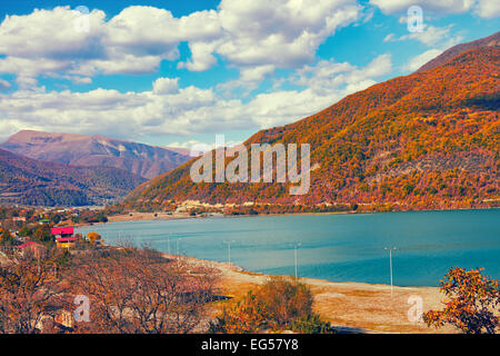 Belle vue panoramique sur l'automne en Géorgie Réservoir Zhinvali pays Banque D'Images