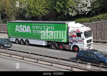 Un supermarché Asda camion sur l'A40 dans l'ouest de Londres, Royaume-Uni. Banque D'Images