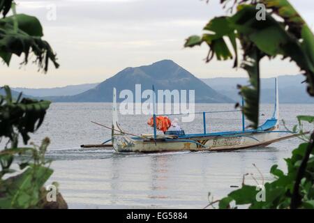Bateau sur le lac Taal en face du volcan, Luzon, Philippines Banque D'Images