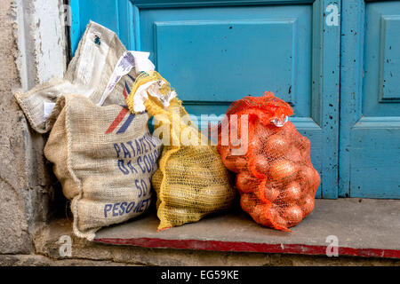 Des sacs de pommes de terre et les oignons ont été livrés à domicile et déchargés à la porte. Banque D'Images