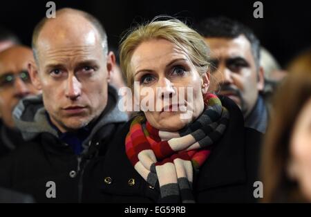 Copenhague, Danemark. 16 Février, 2015. Le Premier ministre danois Helle Thorning-Schmidt (C) et son mari Stephen Kinnock (l) assister à un service commémoratif tenu pour tous ceux qui ont été tués le 14 février par un de 22 ans, à Copenhague, Danemark, 16 février 2015. La police danoise a dit qu'ils avaient perçu des deux personnes d'avoir aidé l'homme soupçonné d'avoir tiré deux personnes mortes dans des attaques contre une synagogue et un événement promouvoir la liberté de parole à Copenhague à la fin de semaine. Photo : Britta Pedersen/dpa/Alamy Live News Banque D'Images
