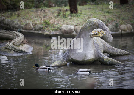 Londres, Royaume-Uni. 25 Jan, 2015. Les dinosaures de l'époque victorienne - Plesiosaurus.dévoilé en 1854, ce furent là les premières sculptures de dinosaures dans le monde, d'avant la publication de la Charles Darwin sur l'origine des espèces par six ans. Au regard des normes modernes innacurate, les modèles ont été conçus et sculptés par Benjamin Waterhouse Hawkins sous la direction scientifique de Sir Richard Owen, représentant les connaissances scientifiques les plus récentes à l'époque. Les modèles ont été classés comme bâtiments classés Grade II à partir de 1973, restauré en 2002, et promu au grade I énumérés en 2007. Les dinosaures : Iguanodon Banque D'Images