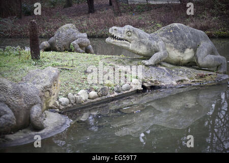 Londres, Royaume-Uni. 25 Jan, 2015. Les dinosaures de l'époque victorienne - Labyrinthodon .dévoilé en 1854, ce furent là les premières sculptures de dinosaures dans le monde, d'avant la publication de la Charles Darwin sur l'origine des espèces par six ans. Au regard des normes modernes, les modèles inexacts ont été conçus et sculptés par Benjamin Waterhouse Hawkins sous la direction scientifique de Sir Richard Owen, représentant les connaissances scientifiques les plus récentes à l'époque. Les modèles ont été classés comme bâtiments classés Grade II à partir de 1973, restauré en 2002, et promu au grade I énumérés en 2007. Les dinosaures : Iguano Banque D'Images