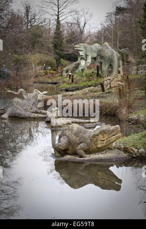 Londres, Royaume-Uni. 25 Jan, 2015. Les dinosaures de l'époque victorienne, dévoilé en 1854, .il s'agissait des premières sculptures de dinosaures dans le monde, d'avant la publication de la Charles Darwin sur l'origine des espèces par six ans. Au regard des normes modernes innacurate, les modèles ont été conçus et sculptés par Benjamin Waterhouse Hawkins sous la direction scientifique de Sir Richard Owen, représentant les connaissances scientifiques les plus récentes à l'époque. Les modèles ont été classés comme bâtiments classés Grade II à partir de 1973, restauré en 2002, et promu au grade I énumérés en 2007. Les dinosaures : Iguanodons, Megalosauru Banque D'Images