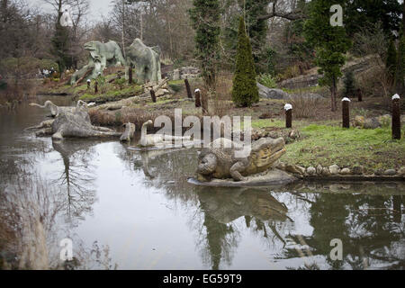 Londres, Royaume-Uni. 25 Jan, 2015. Les dinosaures de l'époque victorienne, dévoilé en 1854, .il s'agissait des premières sculptures de dinosaures dans le monde, d'avant la publication de la Charles Darwin sur l'origine des espèces par six ans. Au regard des normes modernes innacurate, les modèles ont été conçus et sculptés par Benjamin Waterhouse Hawkins sous la direction scientifique de Sir Richard Owen, représentant les connaissances scientifiques les plus récentes à l'époque. Les modèles ont été classés comme bâtiments classés Grade II à partir de 1973, restauré en 2002, et promu au grade I énumérés en 2007. Les dinosaures : Iguanodons, Megalosauru Banque D'Images