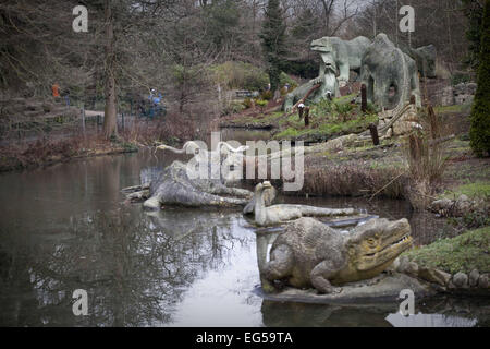 Londres, Royaume-Uni. 25 Jan, 2015. Les dinosaures de l'époque victorienne, dévoilé en 1854, .il s'agissait des premières sculptures de dinosaures dans le monde, d'avant la publication de la Charles Darwin sur l'origine des espèces par six ans. Au regard des normes modernes innacurate, les modèles ont été conçus et sculptés par Benjamin Waterhouse Hawkins sous la direction scientifique de Sir Richard Owen, représentant les connaissances scientifiques les plus récentes à l'époque. Les modèles ont été classés comme bâtiments classés Grade II à partir de 1973, restauré en 2002, et promu au grade I énumérés en 2007. Les dinosaures : Iguanodons, Megalosauru Banque D'Images