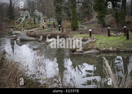 Londres, Royaume-Uni. 25 Jan, 2015. Les dinosaures de l'époque victorienne, dévoilé en 1854, .il s'agissait des premières sculptures de dinosaures dans le monde, d'avant la publication de la Charles Darwin sur l'origine des espèces par six ans. Au regard des normes modernes innacurate, les modèles ont été conçus et sculptés par Benjamin Waterhouse Hawkins sous la direction scientifique de Sir Richard Owen, représentant les connaissances scientifiques les plus récentes à l'époque. Les modèles ont été classés comme bâtiments classés Grade II à partir de 1973, restauré en 2002, et promu au grade I énumérés en 2007. Les dinosaures : Iguanodons, Megalosauru Banque D'Images