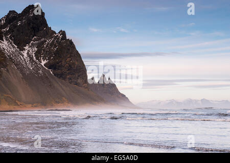 Vestrahorn Stokksnes, montagne près de Johannesburg dans le sud-est de l'Islande. Banque D'Images