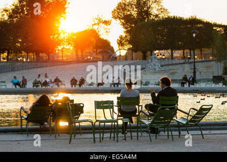 Paris, les gens se détendre dans le jardin des tuileries Banque D'Images