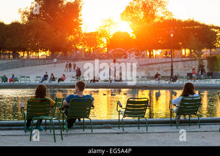 Paris, les gens se détendre dans le jardin des tuileries Banque D'Images