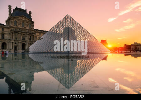 Paris, la pyramide du Louvre au coucher du soleil Banque D'Images