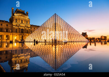 Paris, la pyramide du Louvre au crépuscule Banque D'Images