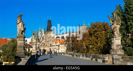 Prague - Le Pont Charles et l'église Saint-Nicolas Banque D'Images