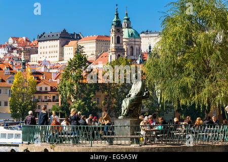 Les gens à la terrasse d'un café au monument de Smetana, Prague, Banque D'Images