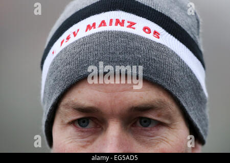 (Dossier) - Une archive photo datée du 6 janvier 2015, indique l'entraîneur de Mayence Kasper Hjulmand conduire une session de formation de l'équipe de football Bundesliga FSV Mayence 05 1ère à Bruchweg Stadium à Mainz, Allemagne. PHOTO : FREDRIK VON ERICHSEN/dpa Banque D'Images