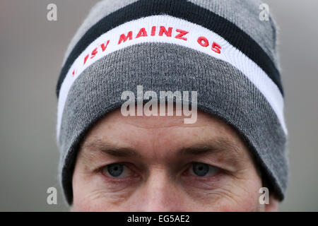 (Dossier) - Une archive photo datée du 6 janvier 2015, indique l'entraîneur de Mayence Kasper Hjulmand conduire une session de formation de l'équipe de football Bundesliga FSV Mayence 05 1ère à Bruchweg Stadium à Mainz, Allemagne. PHOTO : FREDRIK VON ERICHSEN/dpa Banque D'Images