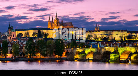 Prague, la Vltava et le château de nuit Banque D'Images