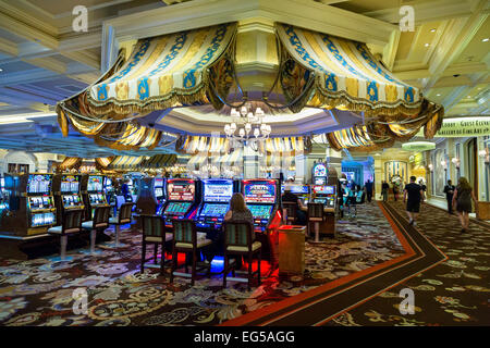 Hôtel Bellagio, gens jouer machines à sous Banque D'Images