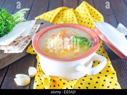 Dans un bol de soupe aux pois et sur une table Banque D'Images