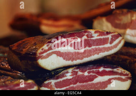 Pile de Bacon fumé, de la viande de porc en conserve et est considéré comme un mets de la nourriture dans certaines cultures. Banque D'Images