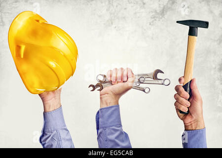 Travailleur homme's hand holding divers métiers outils du commerce. Partie d'une série d'images avec des outils de bricolage pour la maison de l'emploi et de l'artisanat Banque D'Images