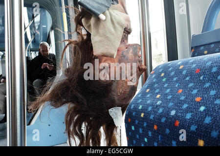 Jérusalem, Israël. Feb 17, 2015. Pour les parties du corps sont éparpillés autour de la cabine passagers du Tramway de Jérusalem en Israël de nombreux exercices de Police Services d'urgence en réponse à une attaque terroriste sur le tramway. Credit : Alon Nir/Alamy Live News Banque D'Images