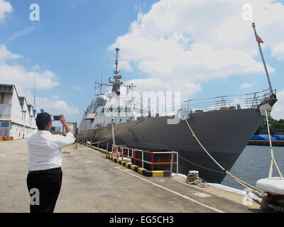 (150217)-- Singapour, le 17 février 2015(Xinhua) -- l'image prise à Singapour montre l'USS Fort Worth, l'un des navires de combat du littoral, se trouve à quai à Sembawang quais pendant un port d'escale à Singapour le 17 février 2015. L'US Navy, le USS combat littorale du Fort Worth est arrivé à Singapour en janvier 2015. Il sera déployé en Corée du Sud en mars pour l'exercice militaire annuel entre les États-Unis et la Corée du Sud. (Xinhua/ Ma Yujie)(l'azp) Banque D'Images