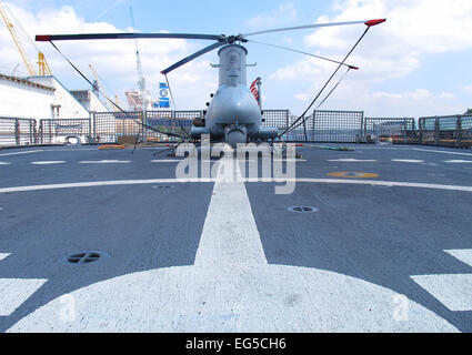 (150217)-- Singapour, le 17 février 2015(Xinhua) -- l'image prise à Singapour montre un MQ-8B Fire Scout système aérien sans pilote (UAS) sur la plate-forme arrière de l'USS Fort Worth à Sembawang quais pendant un port d'escale à Singapour le 17 février 2015. L'US Navy, le USS combat littorale du Fort Worth est arrivé à Singapour en janvier 2015. Il sera déployé en Corée du Sud en mars pour l'exercice militaire annuel entre les États-Unis et la Corée du Sud. (Xinhua/ Ma Yujie)(l'azp) Banque D'Images