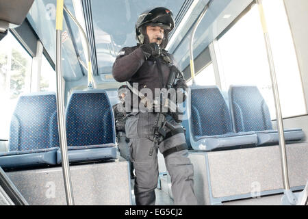 Jérusalem, Israël. Feb 17, 2015. Policiers répondre à une attaque terroriste simulation dans la cabine passagers des Tramway de Jérusalem comme de nombreux services d'urgence sont percés. Credit : Alon Nir/Alamy Live News Banque D'Images