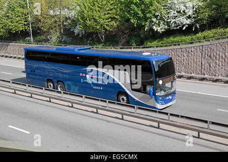 Un Oxford Bus Company X90 coach sur l'A40 dans l'ouest de Londres, Royaume-Uni. Banque D'Images