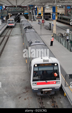 Un train électrique s'apprête à quitter la gare centrale de Perth Fremantle sur la ligne. Banque D'Images