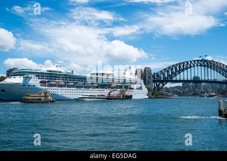 Rhapsody of the Seas Cruise Liner in Sydney Circular Quay,aux côtés de Sydney Harbour Bridge, Australie Banque D'Images