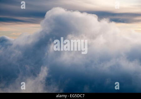 Comme les vents sont de grimper les pentes d'île des Canaries La Palma les condensats de l'humidité et vent commerce cumuli se développer. Banque D'Images