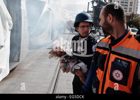 Jérusalem, Israël. Feb 17, 2015. Les équipes médicales d'urgence répondre à une simulation d'attaque terroriste dans la cabine passagers de la Jérusalem a vu l'évacuation et le traitement des blessés à la police israélienne, de nombreux exercices d'urgence. Credit : Alon Nir/Alamy Live News Banque D'Images