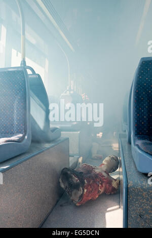 Jérusalem, Israël. Feb 17, 2015. Pour les parties du corps sont éparpillés autour de la cabine passagers du Tramway de Jérusalem en Israël de nombreux exercices de Police Services d'urgence en réponse à une attaque terroriste sur le tramway. Credit : Alon Nir/Alamy Live News Banque D'Images