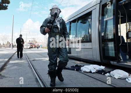 Jérusalem, Israël. Feb 17, 2015. Unités spéciales répondent à une simulation d'attaque terroriste dans la cabine passagers des Tramway de Jérusalem de la numérisation pour les matières dangereuses comme les exercices de la Police israélienne de nombreux services d'urgence. Credit : Alon Nir/Alamy Live News Banque D'Images