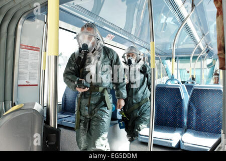 Jérusalem, Israël. Feb 17, 2015. Unités spéciales répondent à une simulation d'attaque terroriste dans la cabine passagers des Tramway de Jérusalem de la numérisation pour les matières dangereuses comme les exercices de la Police israélienne de nombreux services d'urgence. Credit : Alon Nir/Alamy Live News Banque D'Images