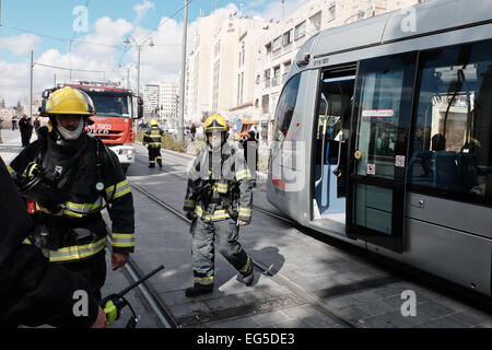 Jérusalem, Israël. Feb 17, 2015. Les pompiers répondent à une simulation d'attaque terroriste dans la cabine passagers des Tramway de Jérusalem en Israël de nombreux exercices de Police Services d'urgence. Credit : Alon Nir/Alamy Live News Banque D'Images