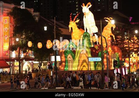 Les membres du public inscrit dans le cadre des 10 mètres de haut, pièce maîtresse de la rue Chinatown lightup qui dispose de trois lanternes de chèvre. Chinatown sera allumée le 31 janvier 2015 avec 338 lanternes en forme de chèvre en prévision de la fête du Nouvel An chinois. Organisé par l'Ayer-Kim Kreta Seng Comité consultatif des citoyens, cette année, le décor de la rue propose également 1 500 lanternes de pièce d'or. L'éclairage reste allumé jusqu'à 19 mars. Banque D'Images