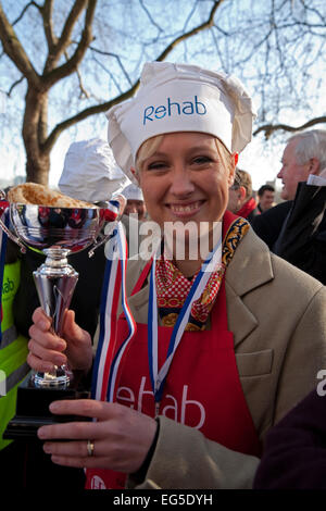 Sophy Ridge, Sky news presenter détient la coupe gagnants après la course parlementaire. Banque D'Images