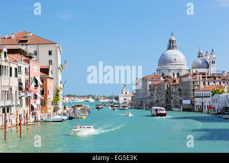 Venise, Italie. Grand Canal et basilique Santa Maria della Salute à jour ensoleillé. Vue du Ponte dell'Accademia Banque D'Images