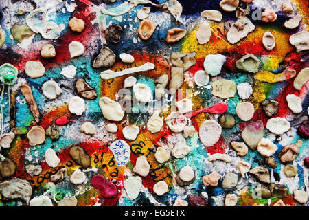 Une partie de mur de graffiti et les chewing-gums collés sur elle. La Potsdamer Platz, Berlin, Allemagne Banque D'Images