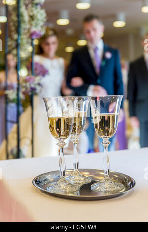 Verres d'vine en attente d'toast au cours de la cérémonie du mariage Banque D'Images