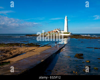 Le phare de St Mary Whitley Bay North Tyneside, Angleterre Royaume-uni construit 1898 et 1984 fermé maintenant ouvert au public comme une attraction touristique à Banque D'Images